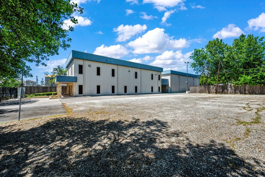 More Photos Of 901 W 18th St, Houston Warehouse For Sale