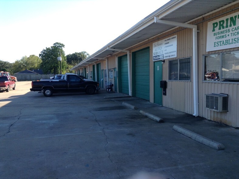 More Photos Of 6101 Pinemont Dr, Houston Warehouse For Lease