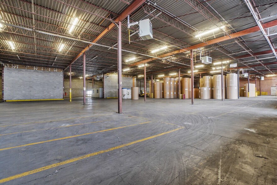 Primary Photo Of 4415-4455 Rue Joseph-Dubreuil, Montréal Warehouse For Lease