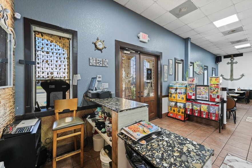 More Photos Of 918 W Plantation Dr, Clute Restaurant For Sale