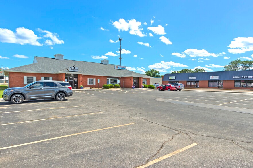 More Photos Of 2910-2996 Court St, Pekin General Retail For Sale