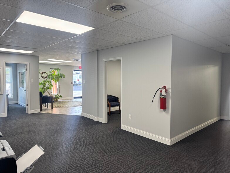 More Photos Of 2222 Mason Ln, Ballwin Showroom For Lease