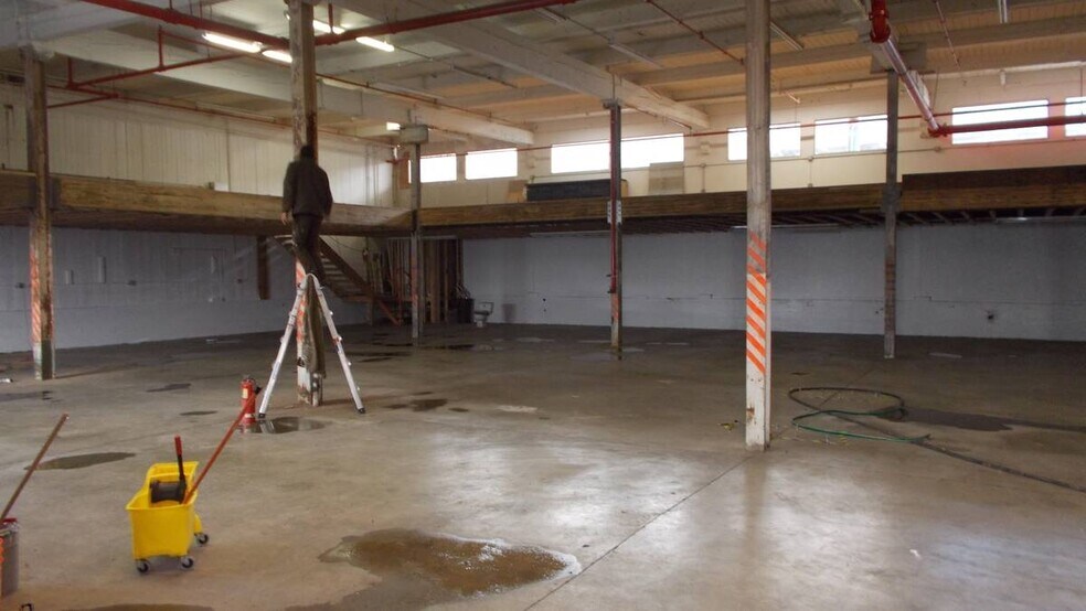 More Photos Of 5015-5025 Colorado Ave S, Seattle Warehouse For Lease