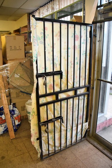 More Photos Of 21048-21054 Kelly Rd, Eastpointe Storefront For Sale