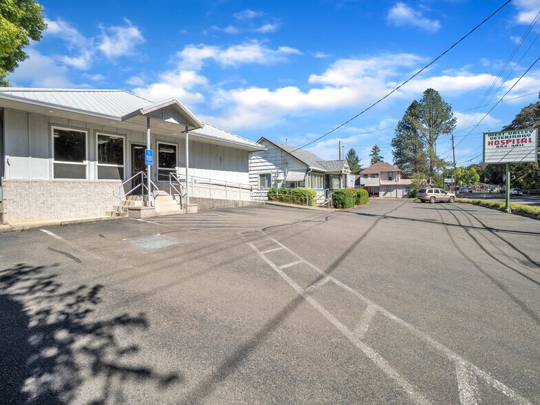 More Photos Of 711 W Main St, Sheridan Veterinarian Kennel For Sale