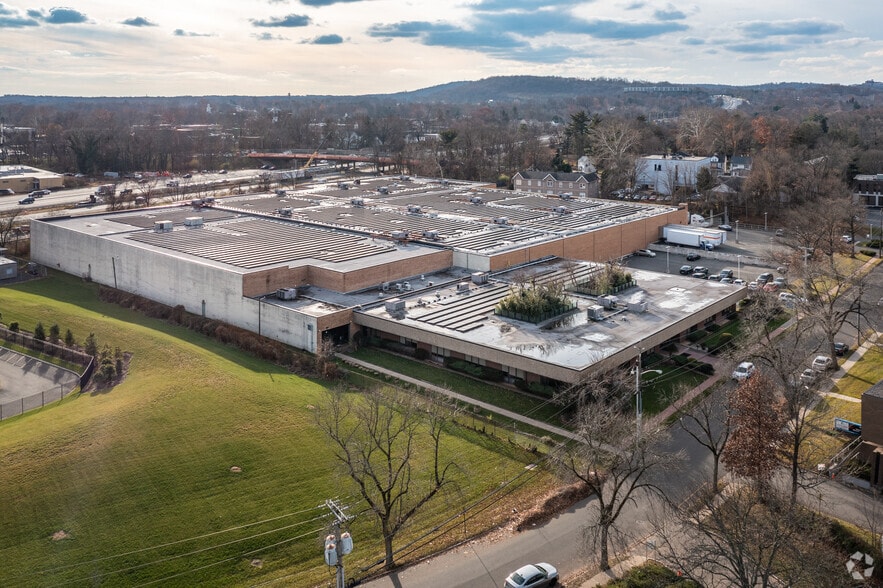 More Photos Of 16 Bleeker St, Millburn Warehouse For Lease