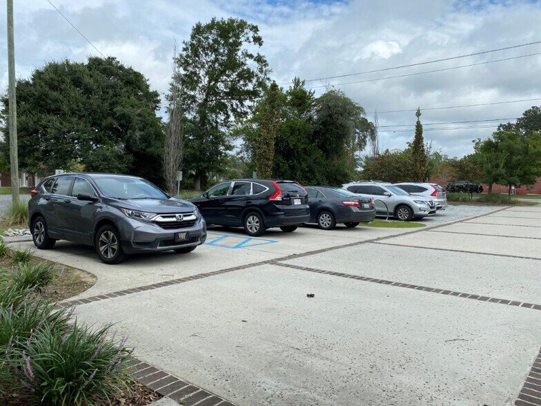 More Photos Of 126 E 2nd North St, Summerville Freestanding For Lease