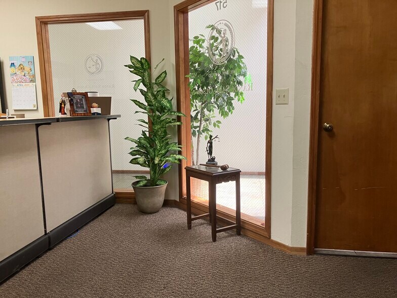 More Photos Of 513-519 W Center St, Visalia Coworking Space