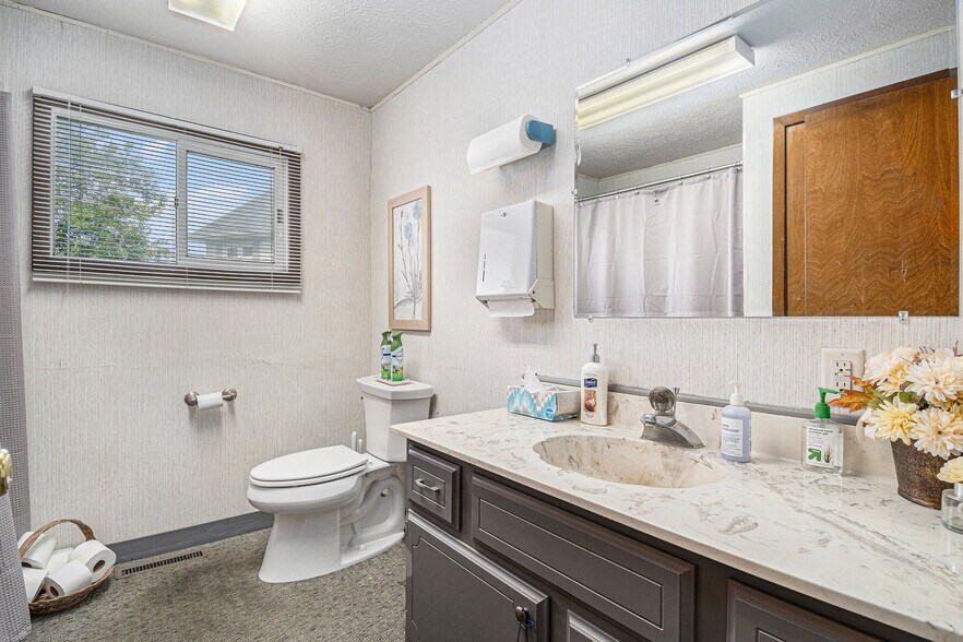 More Photos Of 302 S 74th St, Omaha Office For Sale