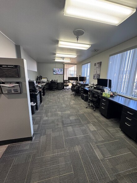 More Photos Of 2906 E Coronado St, Anaheim Warehouse For Lease