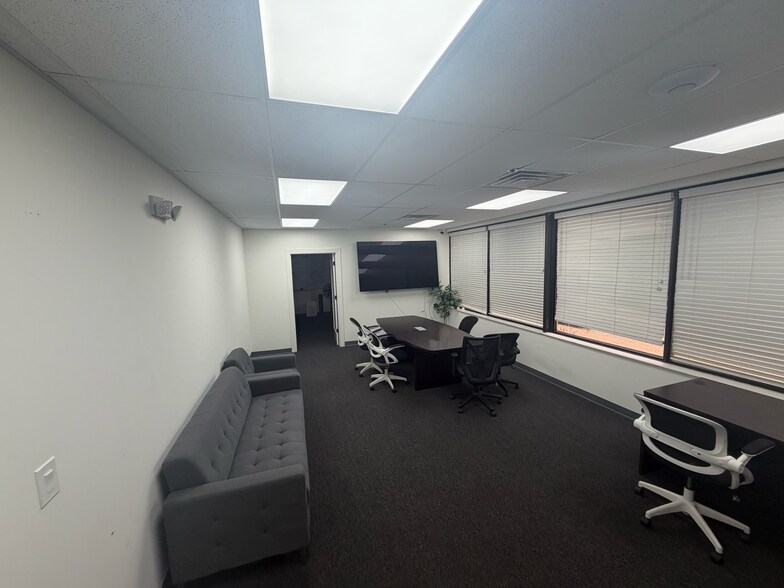 More Photos Of 210 Mittel Dr, Wood Dale Warehouse For Lease