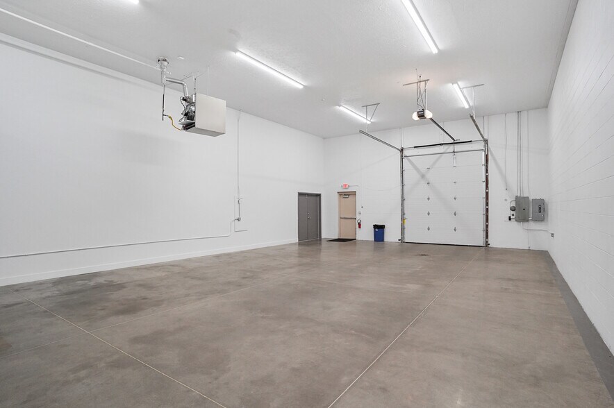 More Photos Of 1337 Commerce Dr, Stow Warehouse For Sale