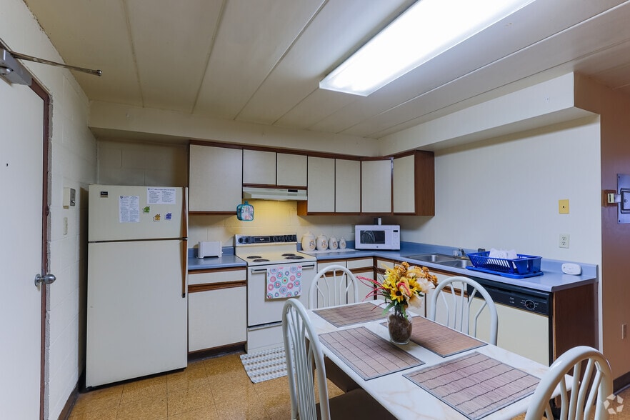 More Photos Of 2708 Wehnwood Rd, Altoona Apartments For Sale
