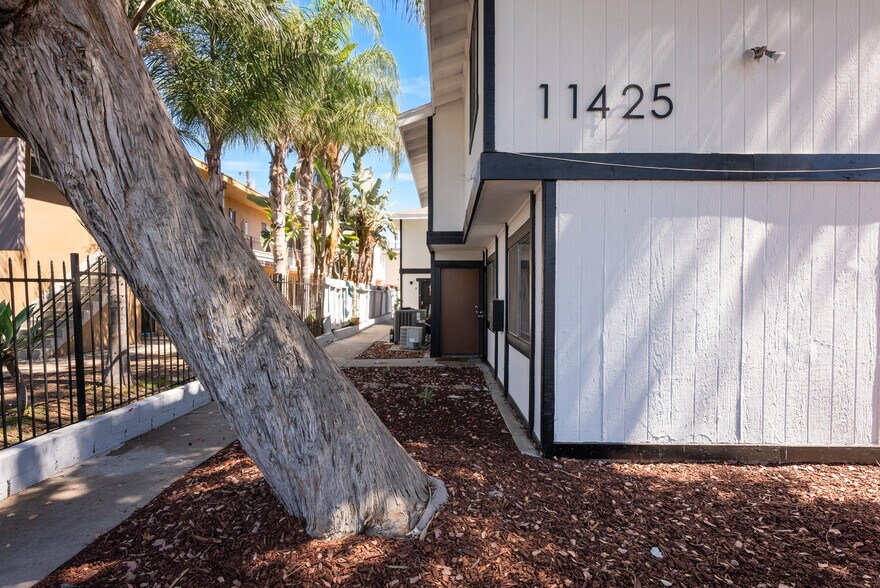 More Photos Of 11425 Tiara St, North Hollywood Multifamily For Sale
