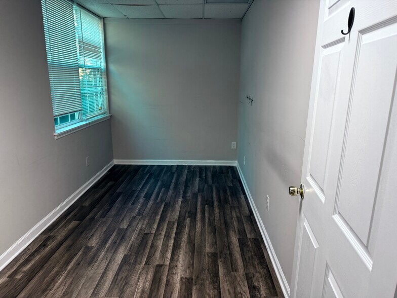 More Photos Of 1910 Garden Springs Dr, Lexington Office For Lease