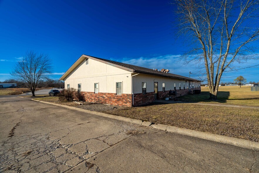 More Photos Of 604 Industrial Park Dr, Eldon Office For Sale