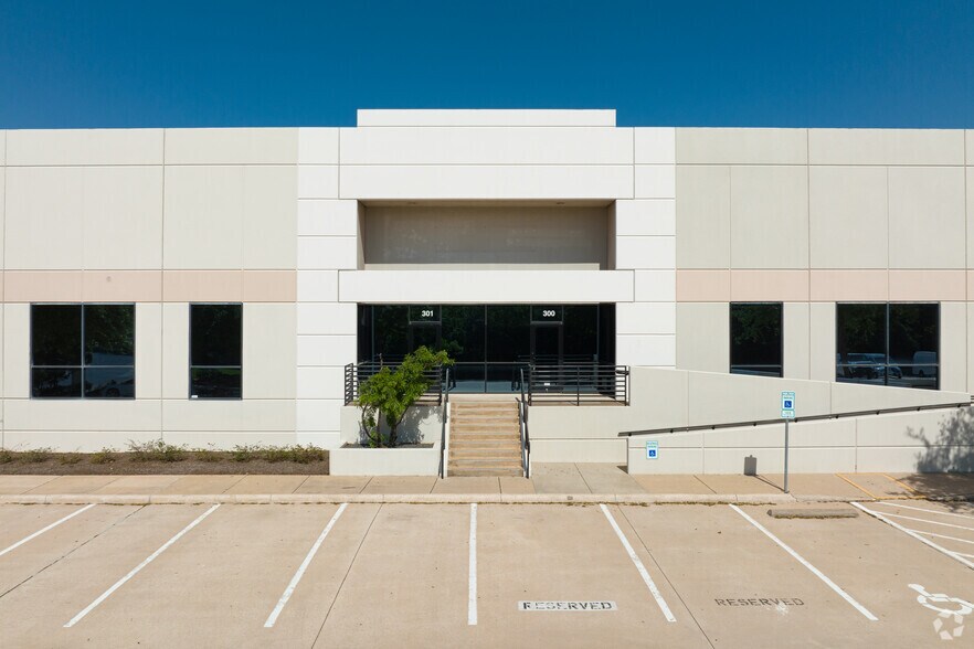 More Photos Of 2525 Ridgepoint Dr, Austin Light Distribution For Lease