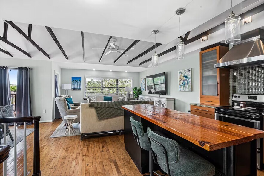 More Photos Of 3062 Beach Blvd S, Gulfport Freestanding For Sale