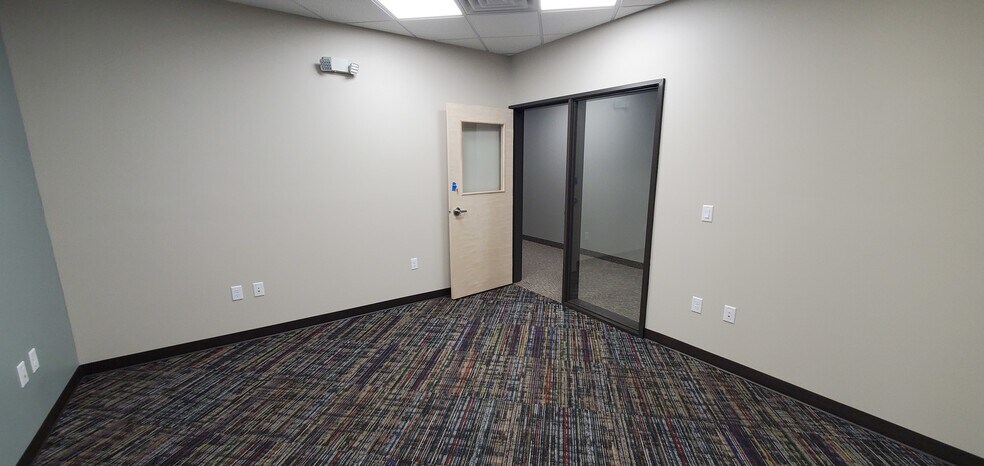 More Photos Of 3210 27th St W, Williston Office For Lease