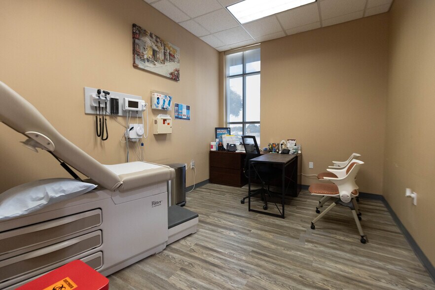 More Photos Of 3320 Lavon Dr, Garland Bank For Lease