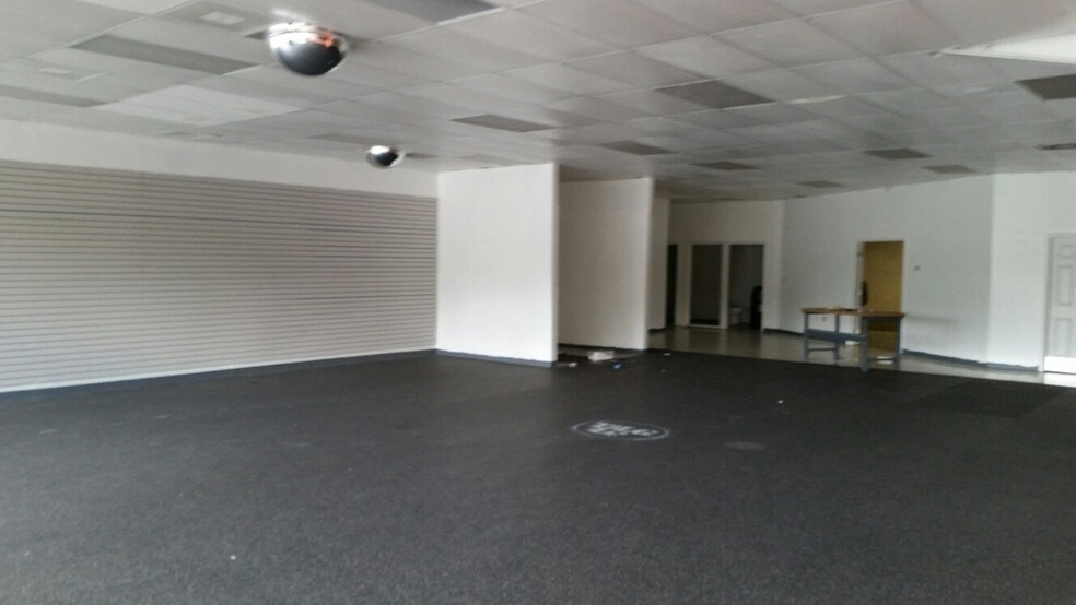 More Photos Of 1080 N Cobb Pky, Marietta Freestanding For Lease