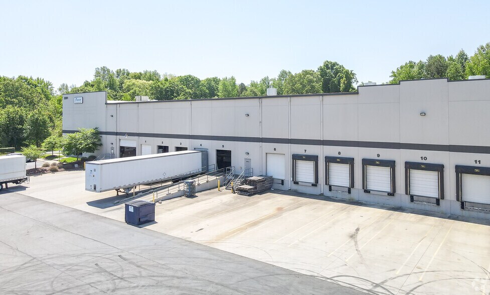 More Photos Of 2201 Interstate North Dr, Charlotte Warehouse For Lease