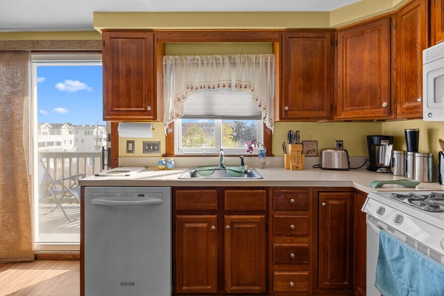 More Photos Of 512 Long Beach Blvd, Surf City Restaurant For Sale
