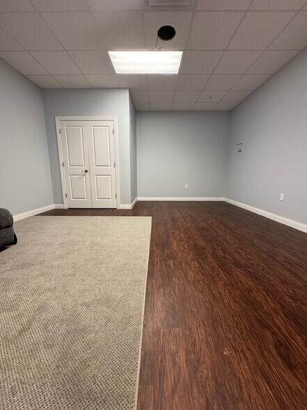 More Photos Of 4927-4947 Utica Ridge Rd, Davenport Office For Sale