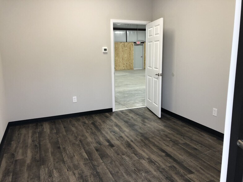 More Photos Of 250 Grogan Dr, Dawsonville Warehouse For Lease