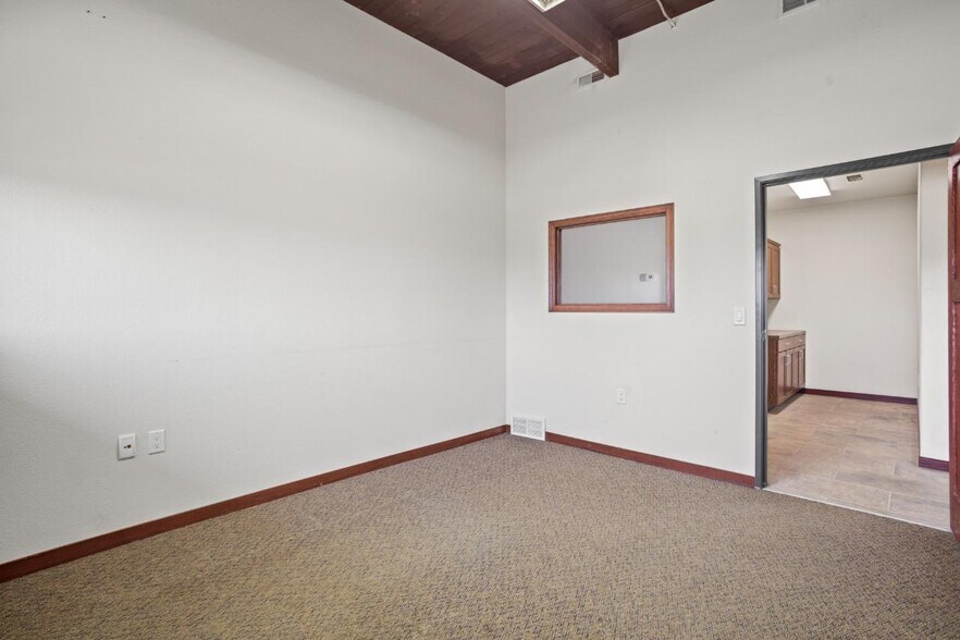 More Photos Of 4415 Burdick Expy E, Minot Office For Lease