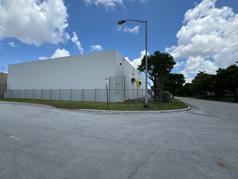 More Photos Of 2100 Nw 102nd Pl, Doral Warehouse For Lease