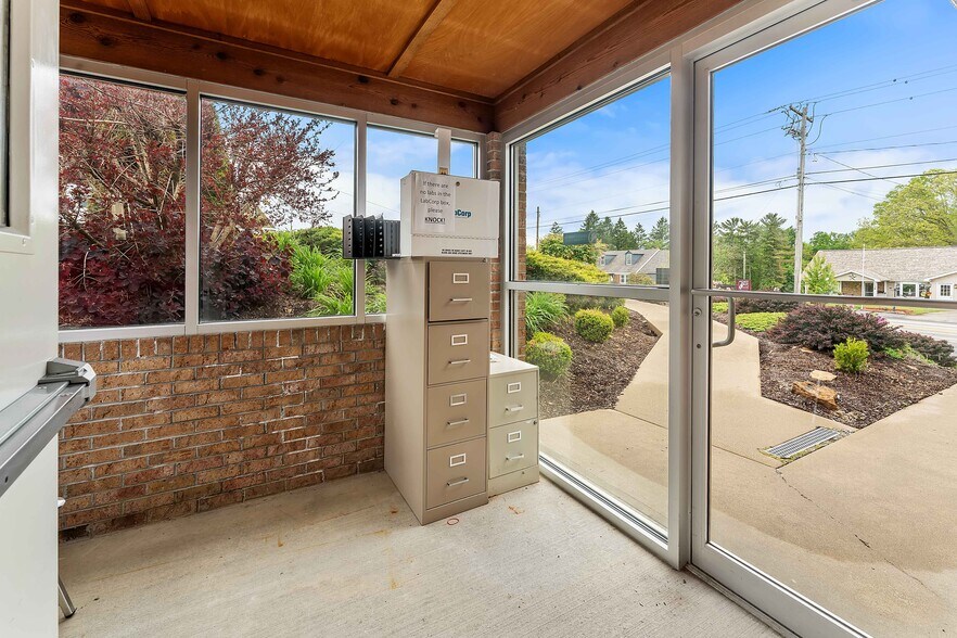 More Photos Of 725 N Pike St, Grafton Office For Sale