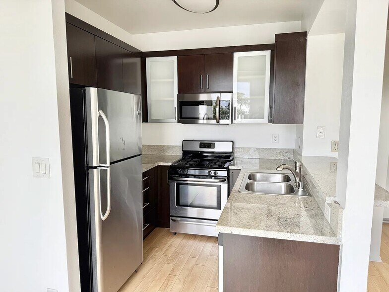 More Photos Of 884 Palm Ave, West Hollywood Apartments For Sale
