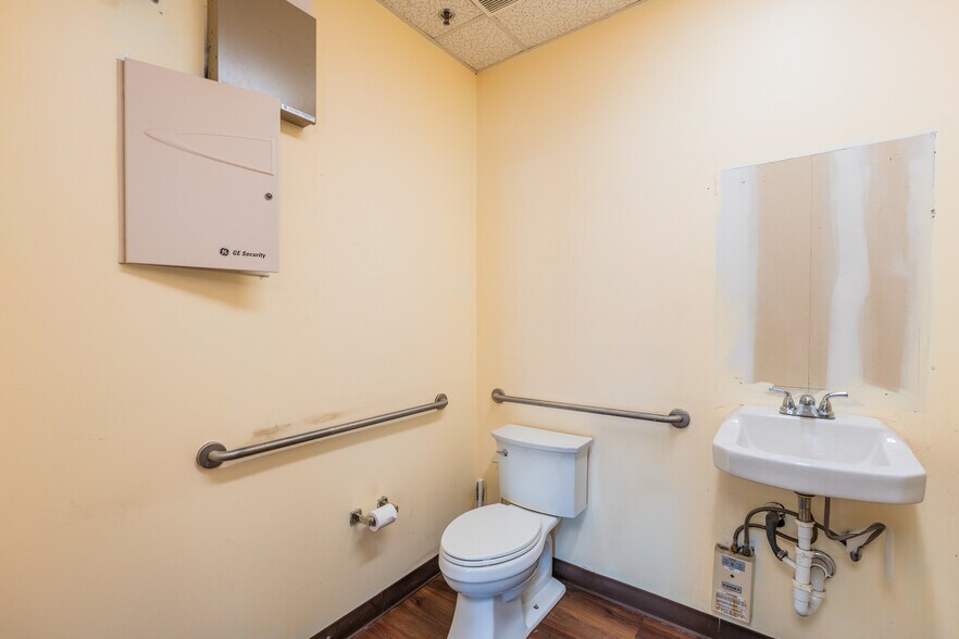 More Photos Of 5750 N Sam Houston Pky E, Houston Warehouse For Lease