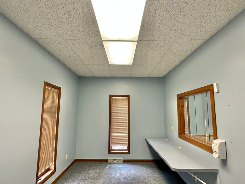 More Photos Of 3445-3449 Ridge Rd, Highland Office For Lease