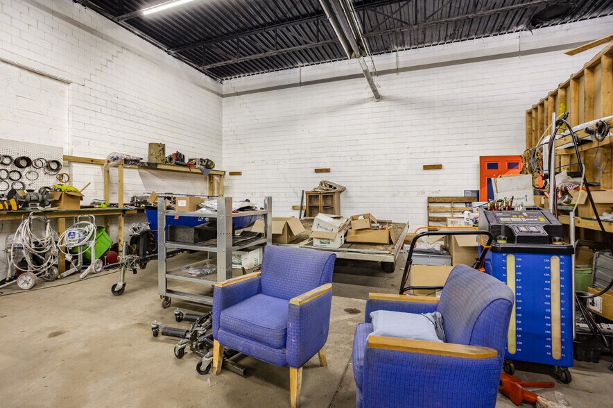 More Photos Of 1322 E Genesee Ave, Saginaw Showroom For Sale