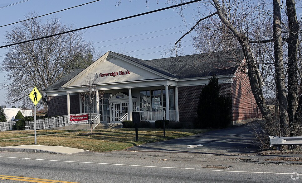 Primary Photo Of 326 Boston Post Rd, Wayland Bank For Lease