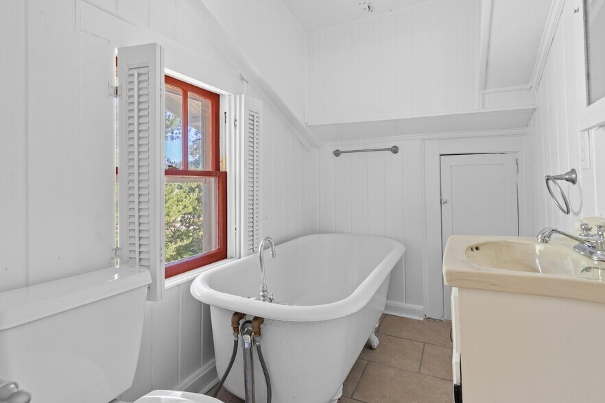 More Photos Of 219 Old Mill Rd, Winchester Office For Sale