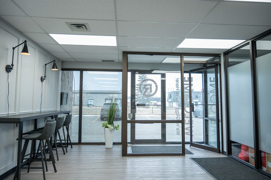 More Photos Of 2216 27th Ave NE, Calgary Flex For Lease