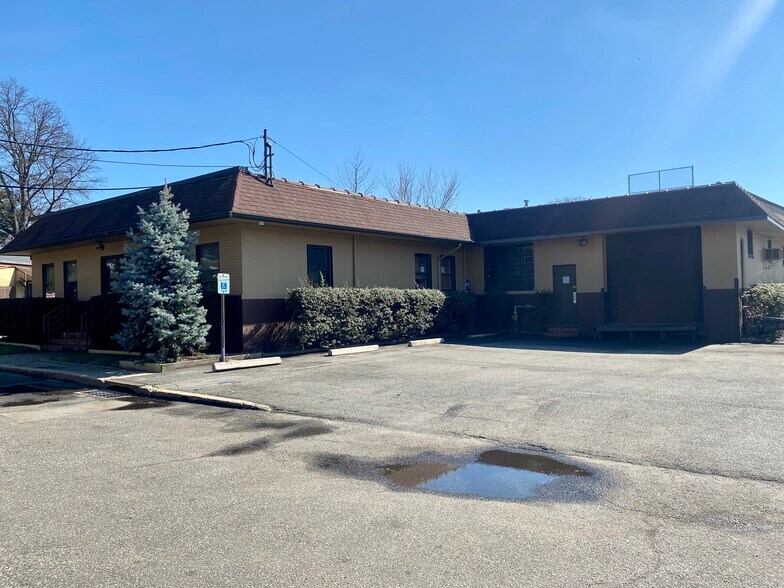 More Photos Of 31 DiCarolis Ct, Hackensack Warehouse For Lease