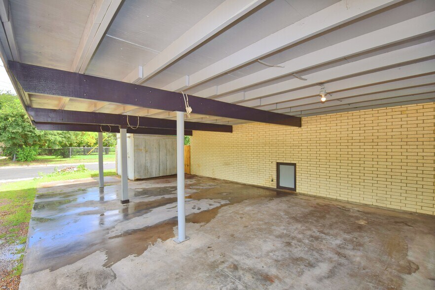 More Photos Of 402 S Tyler St, Beeville Apartments For Sale
