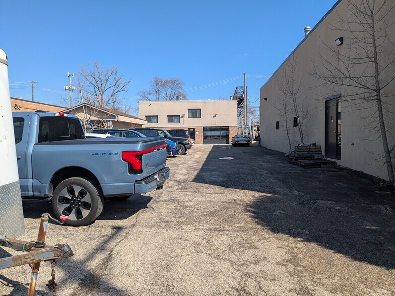 More Photos Of 6575-6577 N Avondale Ave, Chicago Service For Lease