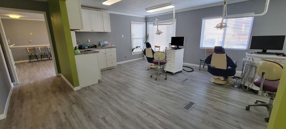 More Photos Of 5940 Lamar Ave, Mission Freestanding For Lease