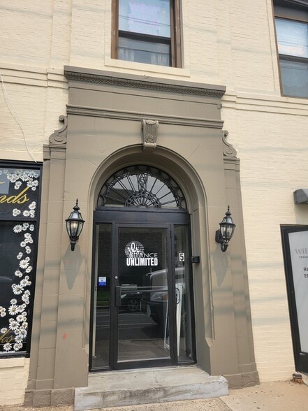 Primary Photo Of 5 Fifth Ave, Bay Shore Office For Lease