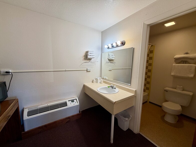 More Photos Of 210 N Main St, Deer Lodge Hotel For Sale