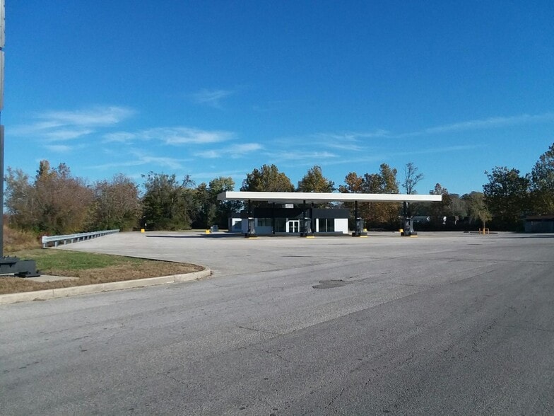More Photos Of 606 Shirlee St, Vincennes Service Station For Sale