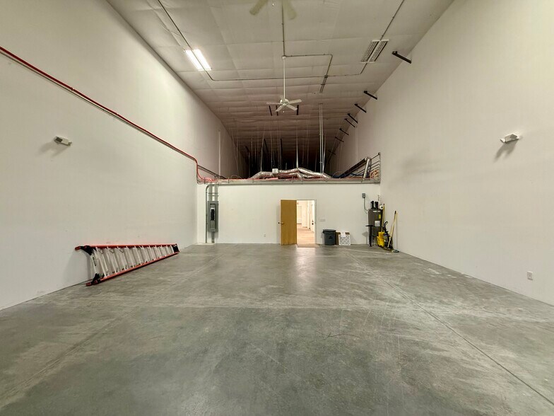 More Photos Of 207 Airport Rd, Fayetteville Light Manufacturing For Lease