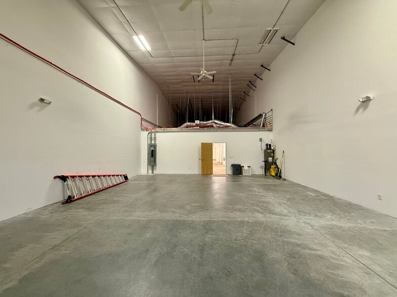 More Photos Of 207 Airport Rd, Fayetteville Light Manufacturing For Lease