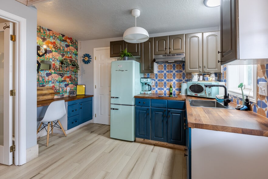 More Photos Of 105 S 6th Ave, Rockaway Beach Hotel For Sale