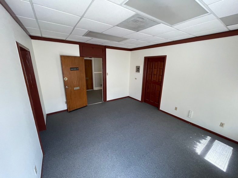 More Photos Of 4048-4056 Broadway Blvd, Kansas City Storefront Retail Office For Lease